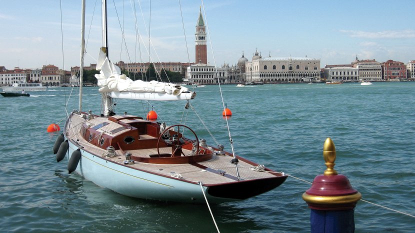spirit-f-bond-luxury-007-yacht-for-sale